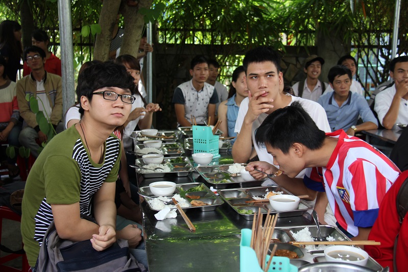 Học sinh, sinh viên dùng bữa tại Quán Cơm Xã Hội Huế