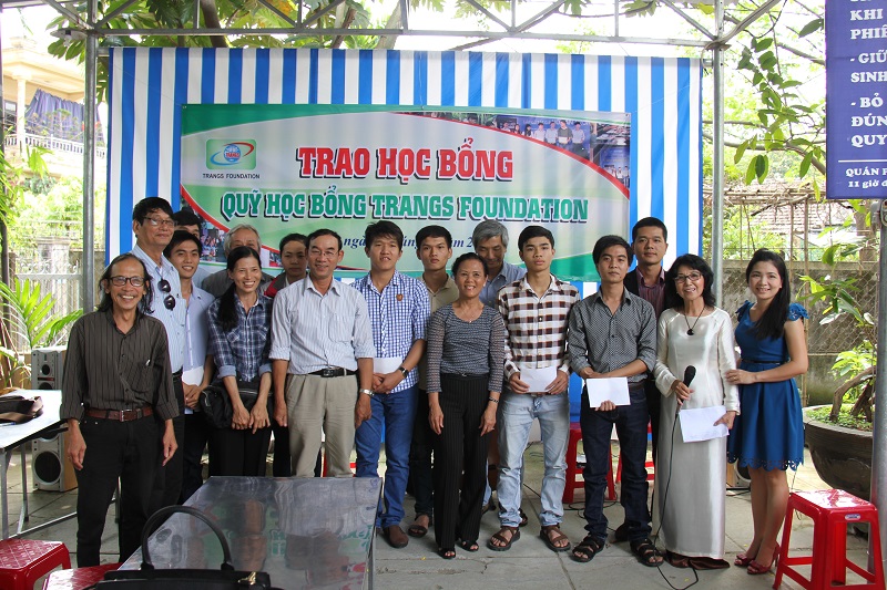 Hoạt động trao học bổng của Trangs Foundation tại Huế